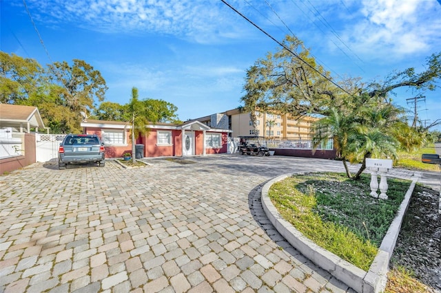 view of front facade with fence