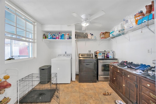 laundry room with light tile patterned flooring, a ceiling fan, and washing machine and clothes dryer