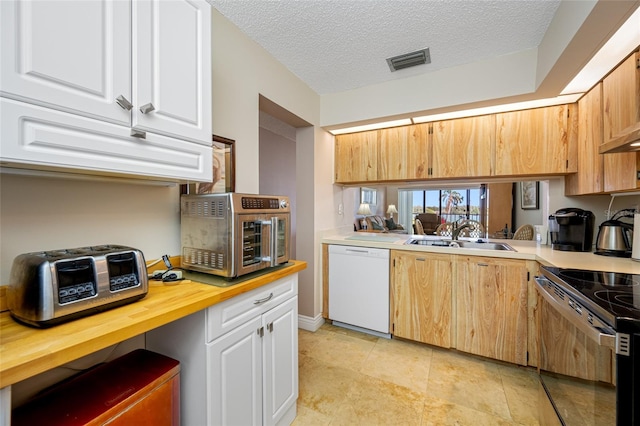 kitchen featuring visible vents, a sink, black range with electric cooktop, a textured ceiling, and dishwasher