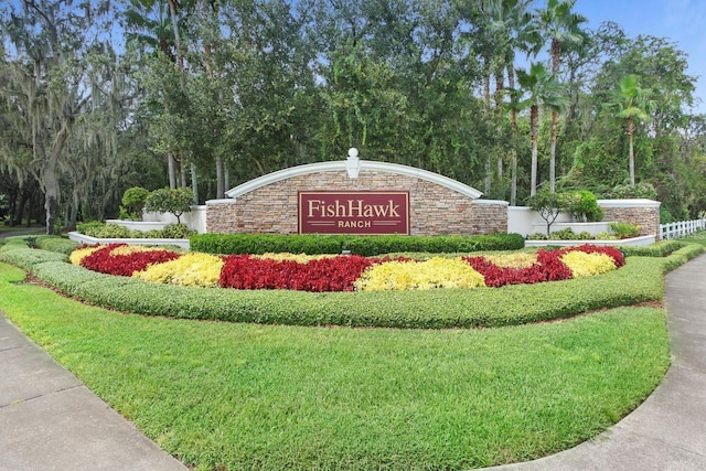 community / neighborhood sign featuring a lawn