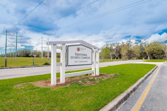 community sign with a lawn