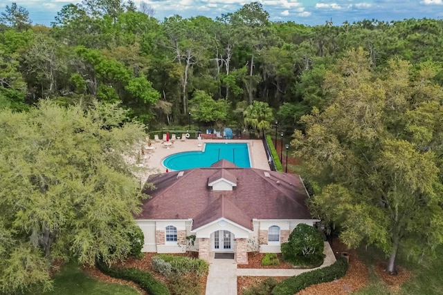 birds eye view of property featuring a wooded view