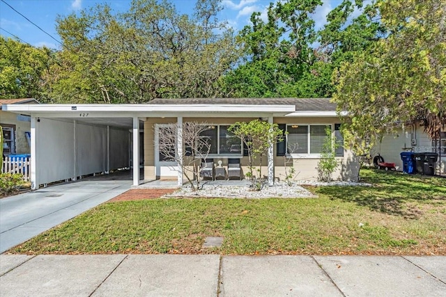 view of front of home featuring a front lawn, driveway, and a carport