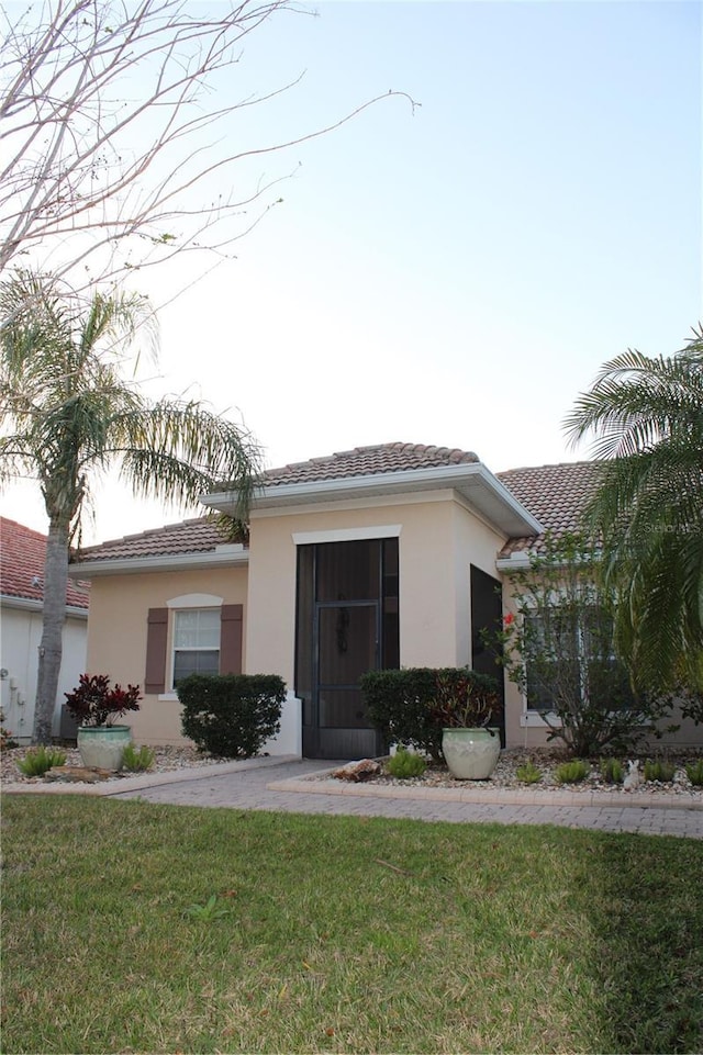 view of front of home featuring stucco siding and a front lawn