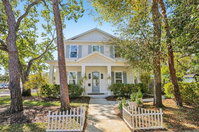 view of front of property featuring a fenced front yard and a porch