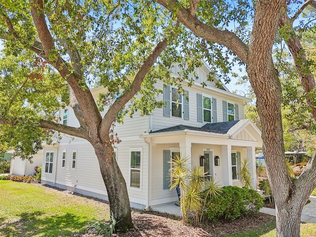 view of front facade featuring a front yard