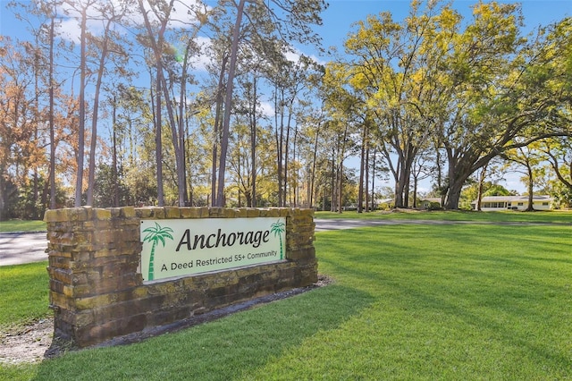 view of property's community featuring a lawn