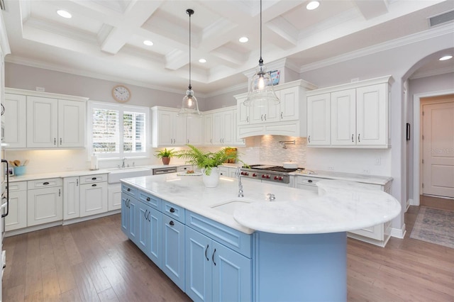 kitchen with visible vents, a sink, stainless steel gas stovetop, white cabinets, and blue cabinets