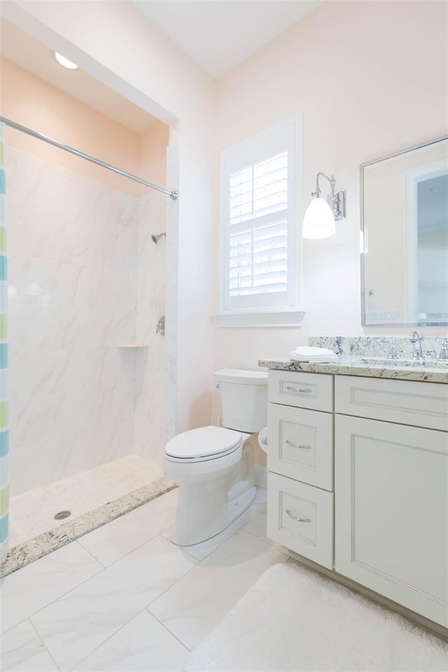 full bath with a shower with curtain, vanity, and toilet