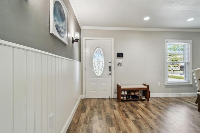 foyer entrance featuring recessed lighting, baseboards, wood finished floors, and crown molding