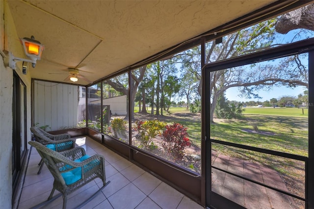 sunroom featuring ceiling fan