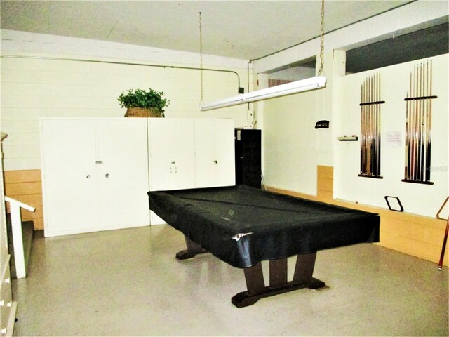 playroom featuring pool table