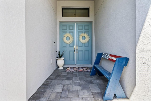 view of exterior entry featuring stucco siding