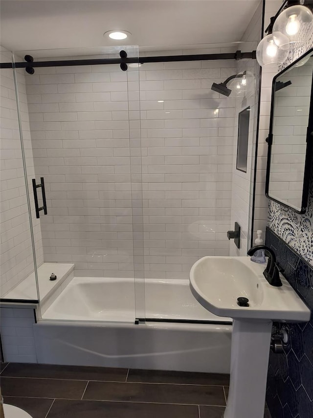 bathroom with enclosed tub / shower combo