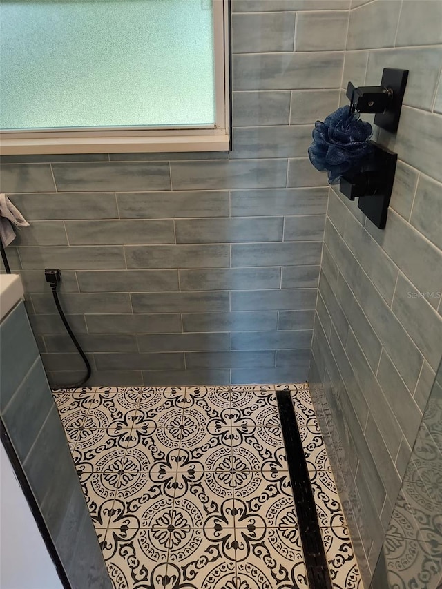 bathroom featuring tile patterned floors and tiled shower