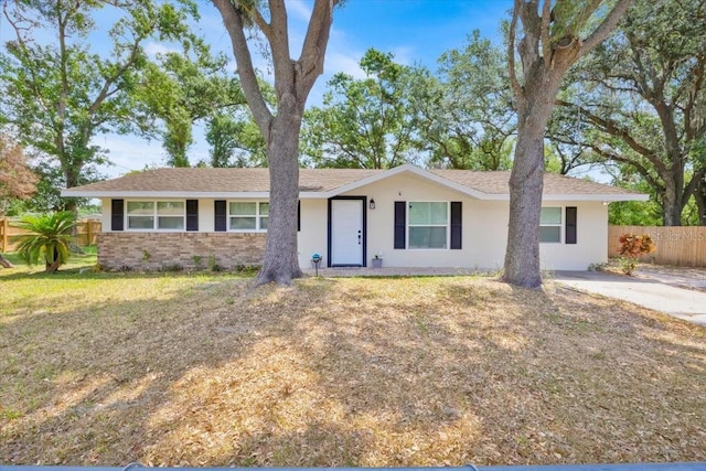 2415 Sutton Rd, Lakeland, FL 33810 - ranch-style home with stucco siding