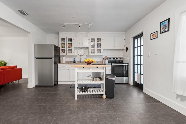 kitchen with white cabinets, visible vents, tasteful backsplash, and appliances with stainless steel finishes