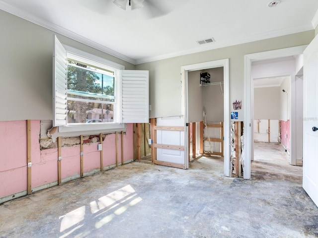 interior space with visible vents, a ceiling fan, concrete floors, and crown molding