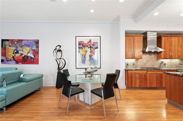 dining room with recessed lighting, light wood-type flooring, baseboards, and ornamental molding