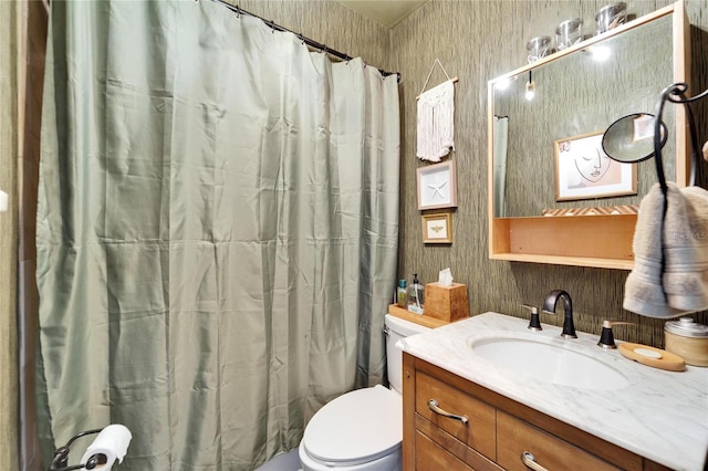 full bathroom with a shower with shower curtain, toilet, and vanity