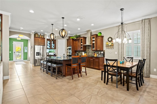 dining space featuring visible vents, arched walkways, a chandelier, and crown molding