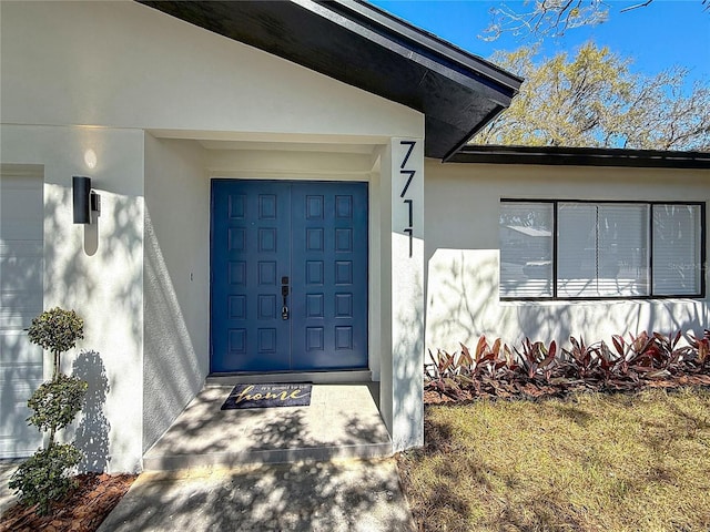 property entrance featuring stucco siding