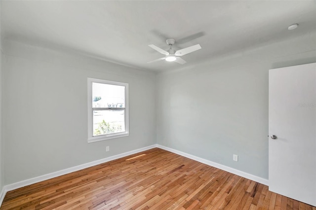 unfurnished room featuring light wood-style flooring, a ceiling fan, and baseboards