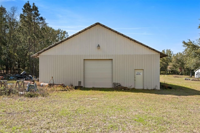 view of pole building featuring a lawn