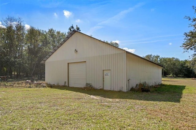 view of pole building featuring a lawn