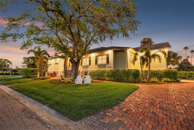 view of front facade featuring stucco siding and a front yard