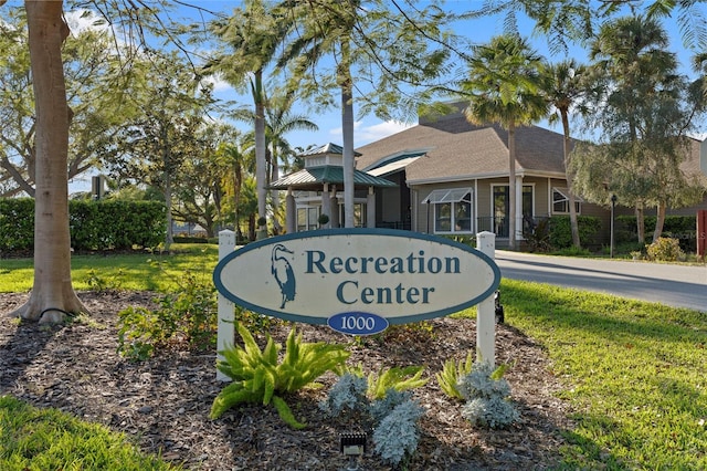 community / neighborhood sign featuring a yard