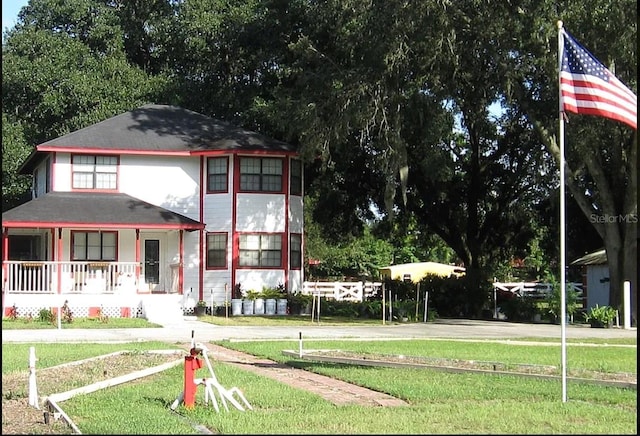 view of front of house featuring a porch and a front yard