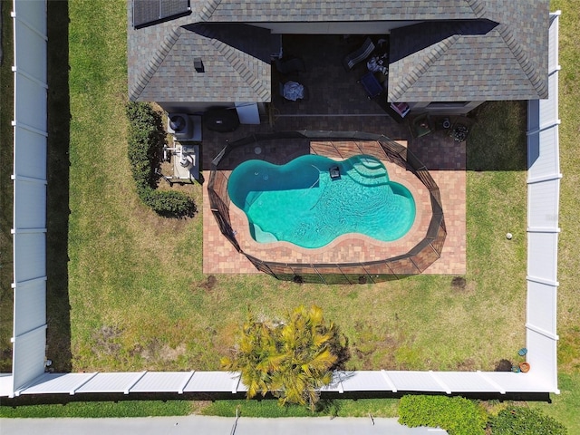 view of swimming pool featuring a lawn