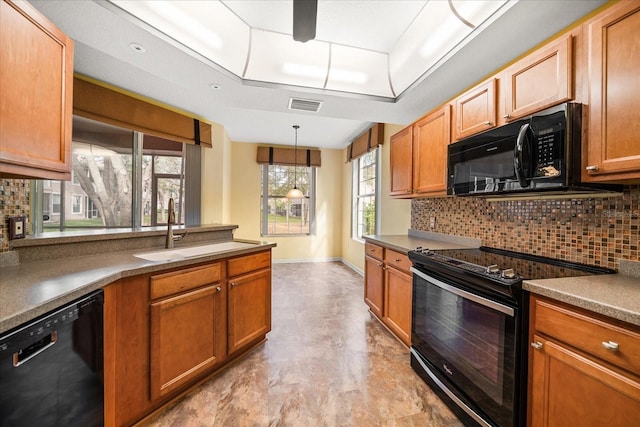 kitchen featuring visible vents, a sink, decorative backsplash, black appliances, and dark countertops