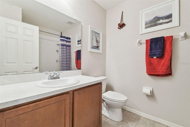 full bath with toilet, a shower with shower curtain, tile patterned flooring, baseboards, and vanity