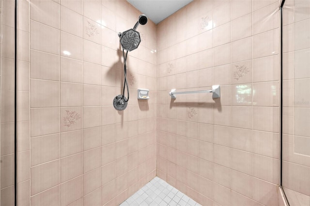 bathroom featuring a tile shower