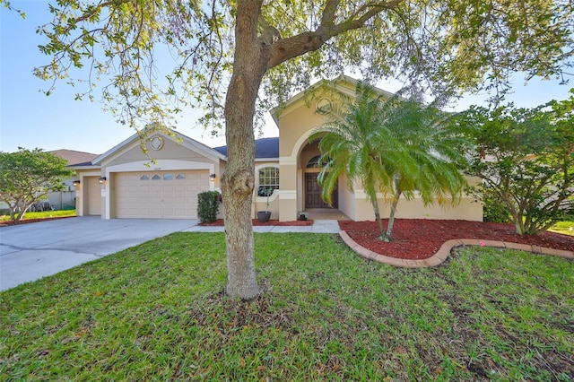 view of front of property with stucco siding, an attached garage, driveway, and a front lawn