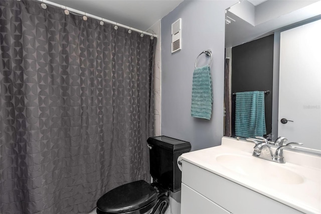 full bathroom featuring vanity, toilet, a shower with curtain, and visible vents