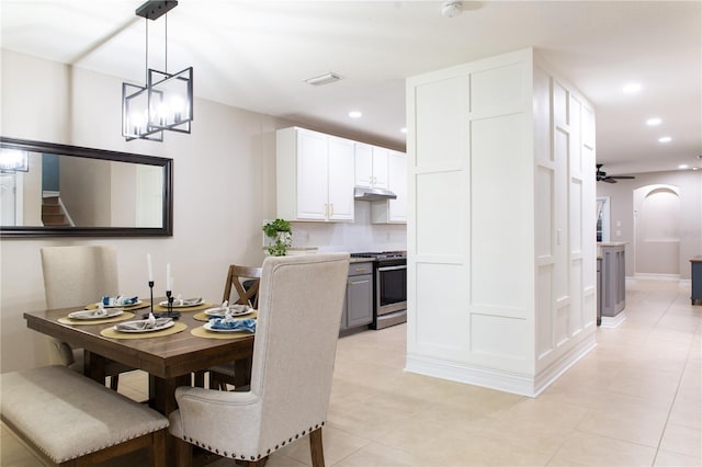 dining area featuring recessed lighting, visible vents, arched walkways, and ceiling fan