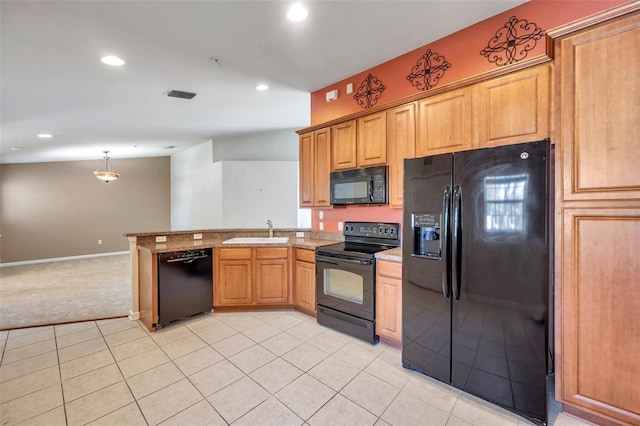 kitchen featuring visible vents, black appliances, a sink, recessed lighting, and a peninsula