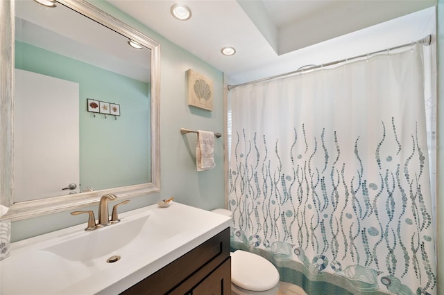 full bathroom featuring vanity, a shower with shower curtain, toilet, and recessed lighting