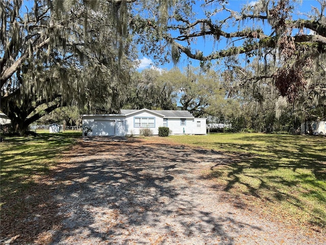 view of yard with driveway