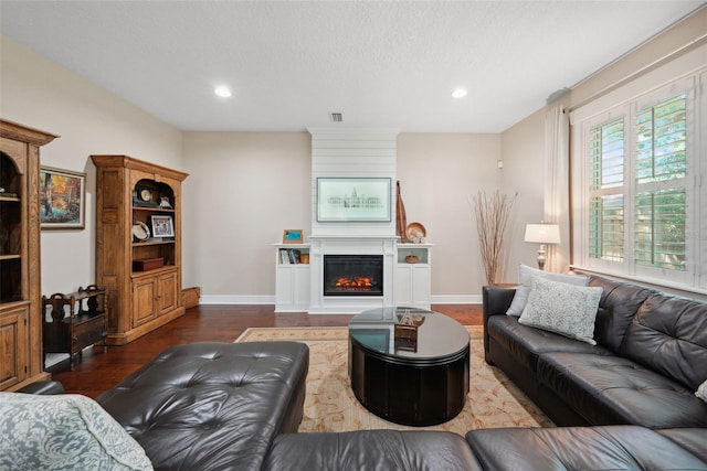 living room with recessed lighting, wood finished floors, and baseboards