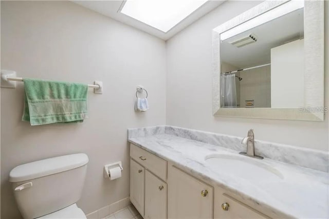 bathroom featuring visible vents, toilet, a skylight, a shower with curtain, and vanity