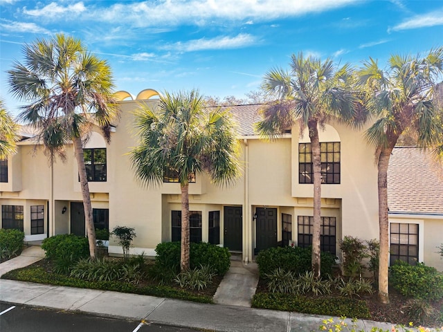 townhome / multi-family property featuring stucco siding