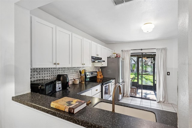 kitchen featuring visible vents, under cabinet range hood, white cabinets, stainless steel appliances, and a sink