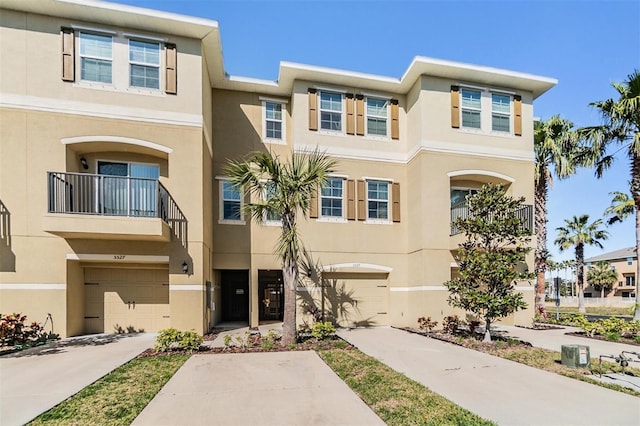 view of front of property featuring stucco siding, a garage, and concrete driveway