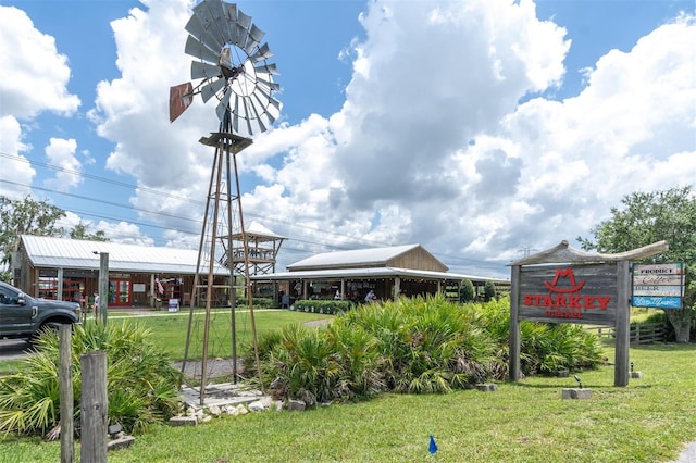 view of property's community featuring a lawn