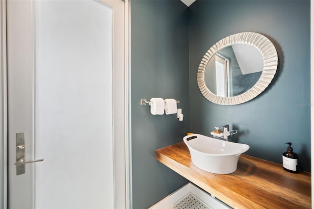 bathroom featuring a sink