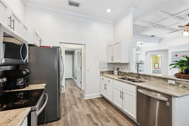 kitchen with visible vents, a ceiling fan, stainless steel appliances, light wood-style floors, and crown molding